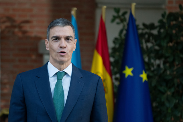 El presidente del Gobierno, Pedro Sánchez, recibe al presidente de Ucrania, Volodímir Zelenski, en el Palacio de la Moncloa, a 18 de noviembre de 2025, en Madrid (España).