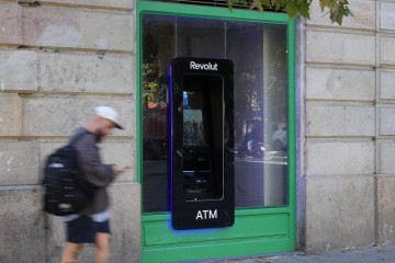 Archivo - Un cajero de Revolut, a 10 de octubre de 2025, en Barcelona, Cataluña (España). Revolut ha alcanzado los 27 cajeros propios en Barcelona, una ciudad que considera que es estratégica para 
