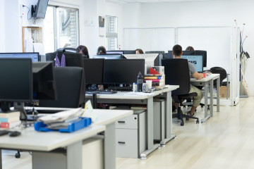 Archivo - Varias personas en una oficina.