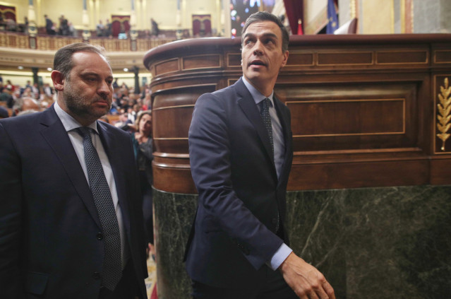 Archivo - José Luis Ábalos y el presidente del Gobierno en funciones, Pedro Sánchez, abandonan el hemiciclo del Congreso tras finalizar la sesión de constitución de las Cortes para la XIV Legislatura. Archivo.