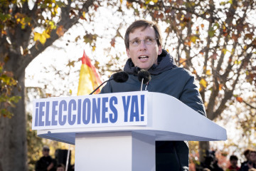 El alcalde de Madrid, José Luis Martínez-Almeida, durante la concentración contra la corrupción del Gobierno convocada por el PP, en el Templo de Debod, a 30 de noviembre de 2025, en Madrid (Espa