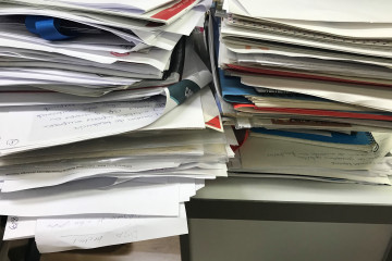 Archivo - Papeles, documentos, torre de folios, desorden de oficina