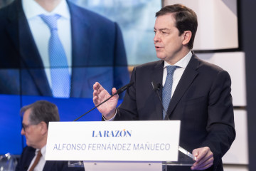 El presidente de la Junta de Castilla y León, Alfonso Fernández Mañueco, durante un desayuno informativo organizado por La Razón, a 2 de diciembre de 2025, en Madrid (España).