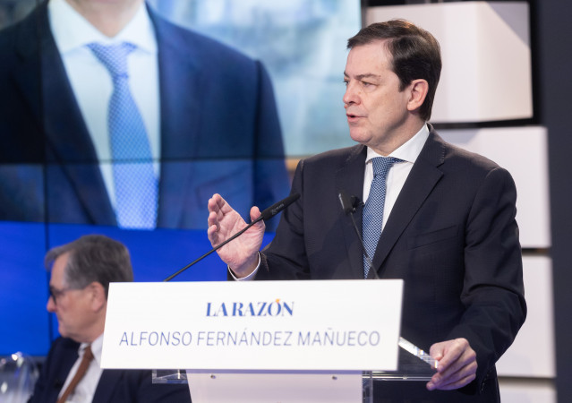 El presidente de la Junta de Castilla y León, Alfonso Fernández Mañueco, durante un desayuno informativo organizado por La Razón, a 2 de diciembre de 2025, en Madrid (España).