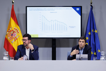 Archivo - El secretario de Estado de Empleo y Economía Social, Joaquín Pérez Rey (i), y el director General de Ordenación de la Seguridad Social, Borja Suárez (d), durante una rueda de prensa, en