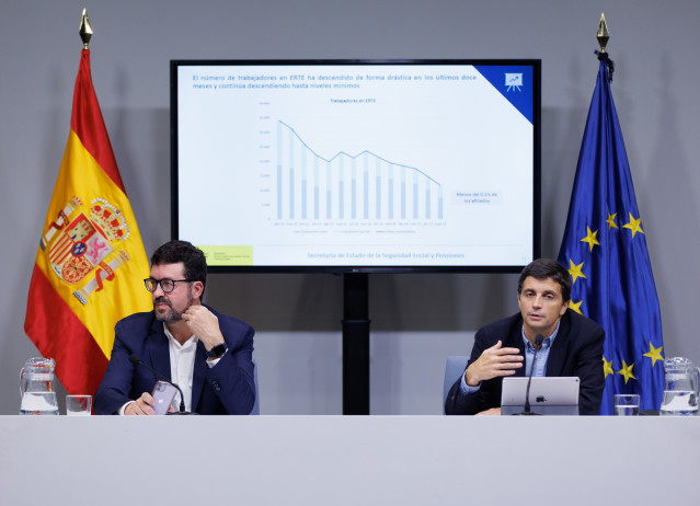 Archivo - El secretario de Estado de Empleo y Economía Social, Joaquín Pérez Rey (i), y el director General de Ordenación de la Seguridad Social, Borja Suárez (d), durante una rueda de prensa, en el Ministerio de Trabajo, a 2 de junio de 2023, en Madrid (