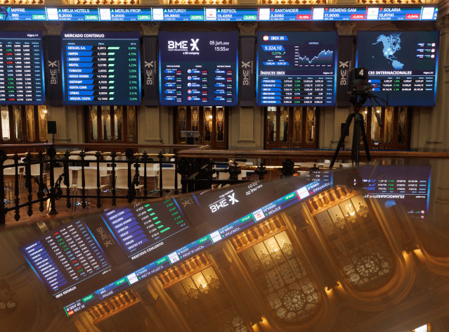 Archivo - Varios paneles del Ibex en el Palacio de la Bolsa, a 5 de junio de 2023, en Madrid (España).
