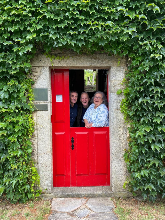 Luis Freire, enóloga de Santiago Ruiz, y Tim Atkin