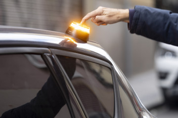 Baliza V16 de emergencia para vehículos, a 21 de noviembre de 2025, en Madrid (España). La baliza V16 conectada será obligatoria a partir del 1 de enero de 2026 para señalizar averías o situacion