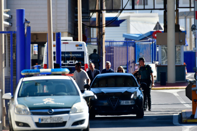 Archivo - El delegado del gobierno en Ceuta, Rafael García Rodríguez (3d), en las inmediaciones de la frontera del Tarajal antes de la tercera prueba piloto de la futura aduana comercial entre España y Marruecos, a 25 de mayo de 2023