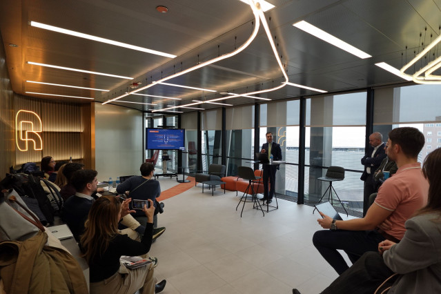 El consejero delegado de Qaracter, Enrique Galván, durante la presentación del 'I Barómetro 2025: Tendencias y Digitalización en Banca y Seguros'.