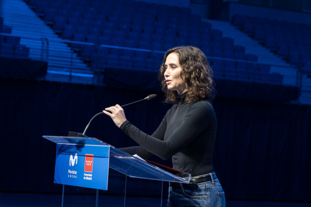 La presidenta de la Comunidad de Madrid, Isabel Díaz Ayuso, durante la visita a las instalaciones del pabellón de eventos Movistar Arena, a 2 de diciembre de 2025, en Madrid (España). El pabellón celebra el 20º aniversario de su reapertura.
