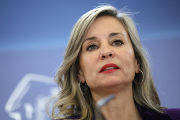 La portavoz del grupo parlamentario de Sumar, Verónica Martínez Barbero, durante una rueda de prensa en el Congreso de los Diputados, a 25 de noviembre de 2025, en Madrid (España).
