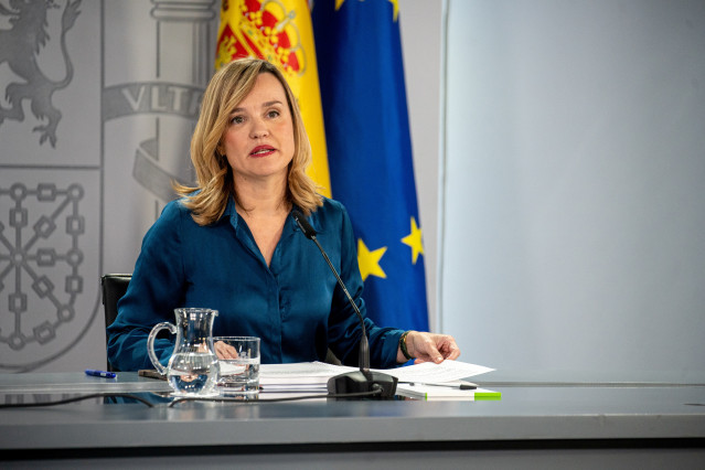 La ministra de Educación, Formación Profesional y Deportes y portavoz del Gobierno, Pilar Alegría, durante una rueda de prensa tras el Consejo de Ministros, en el Complejo de la Moncloa, a 2 de diciembre de 2025, en Madrid (España).