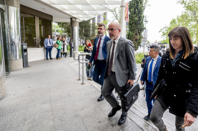 Archivo - El delegado del Gobierno en la Comunidad de Madrid, Francisco Martín (c), a su llegada a declarar por el ‘caso Begoña Gómez’, en los Juzgados de Plaza de Castilla, a 14 de mayo de 2025, en Madrid (España).