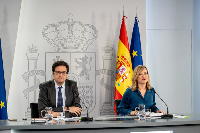 El ministro de Transformación Digital y Función Pública, Óscar López, y la ministra de Educación, Formación Profesional y Deportes y portavoz del Gobierno, Pilar Alegría, durante una rueda de prensa tras el Consejo de Ministros, en el Complejo de la Moncl