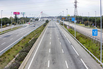 Archivo - Estado de la carretera de La Coruña (A1) a su paso por la localidad madrileña de Las Rozas el día en el que entra en vigor la limitación total de movimientos salvo de los trabajadores de