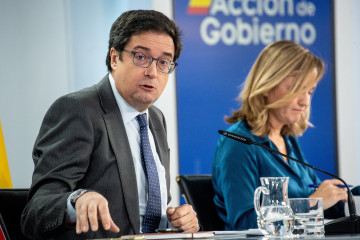 El ministro de Transformación Digital y Función Pública, Óscar López, y la ministra de Educación, Formación Profesional y Deportes y portavoz del Gobierno, Pilar Alegría, durante una rueda de 
