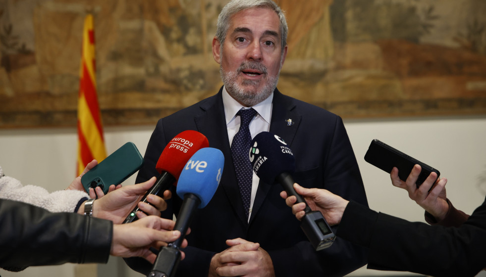 El presidente de Canarias, Fernando Clavijo, atiende a los medios de comunicación