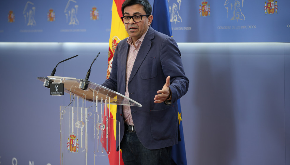 El diputado del grupo parlamentario Sumar, Gerardo Pisarello, durante una rueda de prensa en el Congreso de los Diputados, a 2 de diciembre de 2025, en Madrid (España).