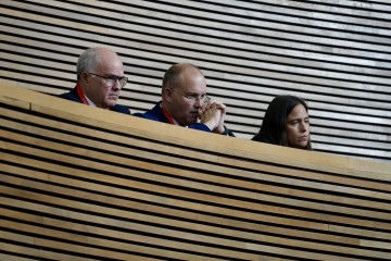 El secretario general del PP, Miguel Tellado (c), durante el pleno de toma de posesión del nuevo president, en Les Corts Valencianes, a 2 de diciembre de 2025, en Valencia, Comunidad Valenciana (Espa