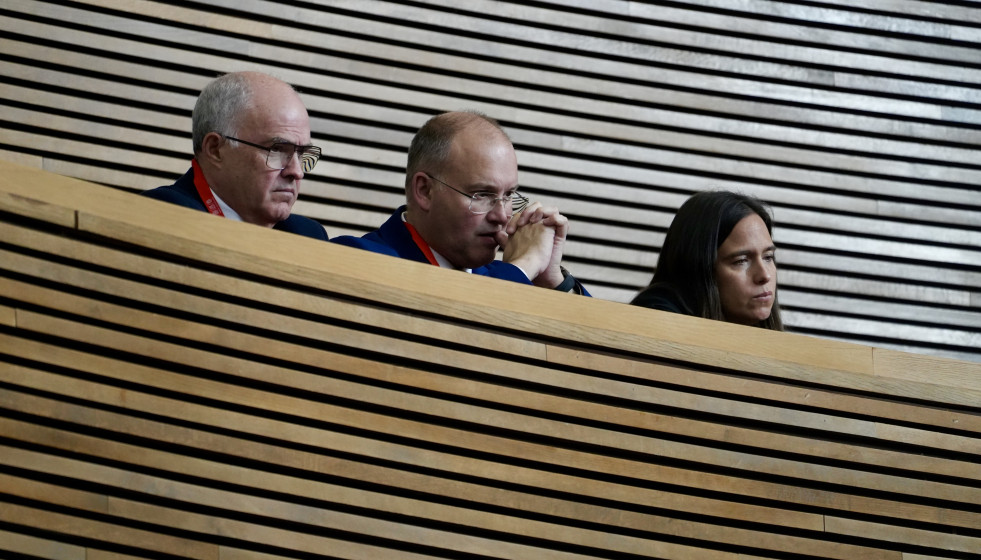 El secretario general del PP, Miguel Tellado (c), durante el pleno de toma de posesión del nuevo president, en Les Corts Valencianes, a 2 de diciembre de 2025, en Valencia, Comunidad Valenciana (Espa