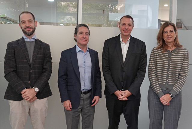 Marcos Martínez, analista de Inversiones de COFIDES; José Luis Ocasar, director del área de Participaciones en Capital de COFIDES; Yann Gaslain, CEO de Procare Health; y Ana Cebrián, directora del área de Operaciones de Deuda de COFIDES.