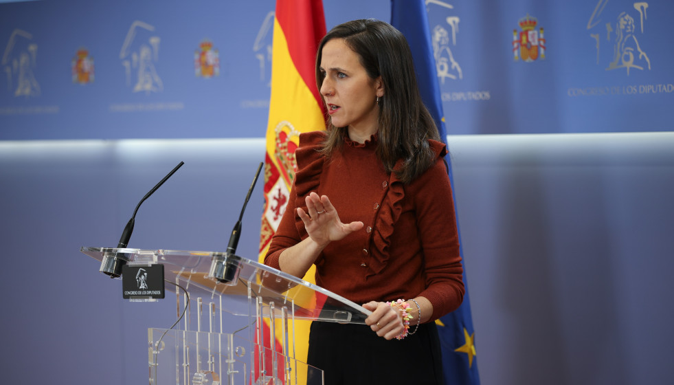 La portavoz de Podemos en el Congreso, Ione Belarra, durante una rueda de prensa en el Congreso de los Diputados, a 2 de diciembre de 2025, en Madrid (España).