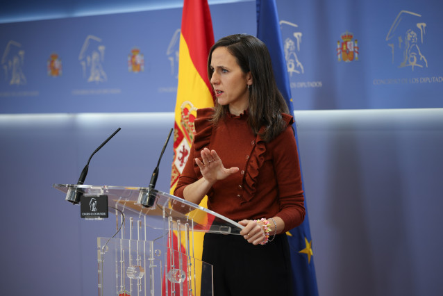 La portavoz de Podemos en el Congreso, Ione Belarra, durante una rueda de prensa en el Congreso de los Diputados, a 2 de diciembre de 2025, en Madrid (España).