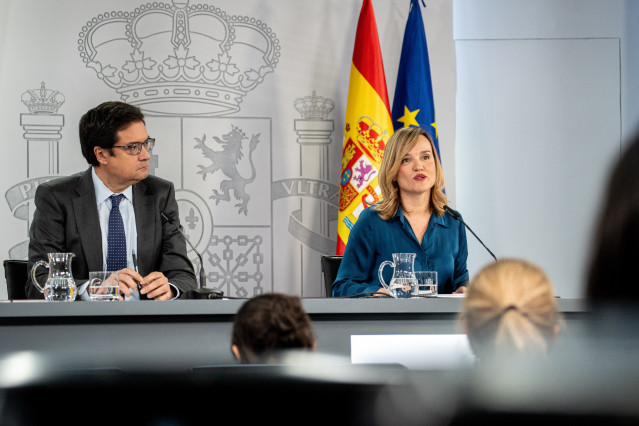 El ministro de Transformación Digital y Función Pública, Óscar López, y la ministra de Educación, Formación Profesional y Deportes y portavoz del Gobierno, Pilar Alegría, durante una rueda de prensa tras el Consejo de Ministros, en el Complejo de la Moncl