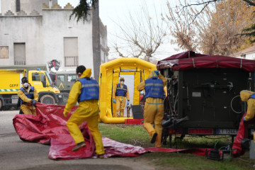 Varias personas de la UME desinfectan vehiculos, durante la presentación de los medios de la UME para el control de la peste porcina, a 2 de diciembre de 2025, en Barcelona, Cataluña (España).