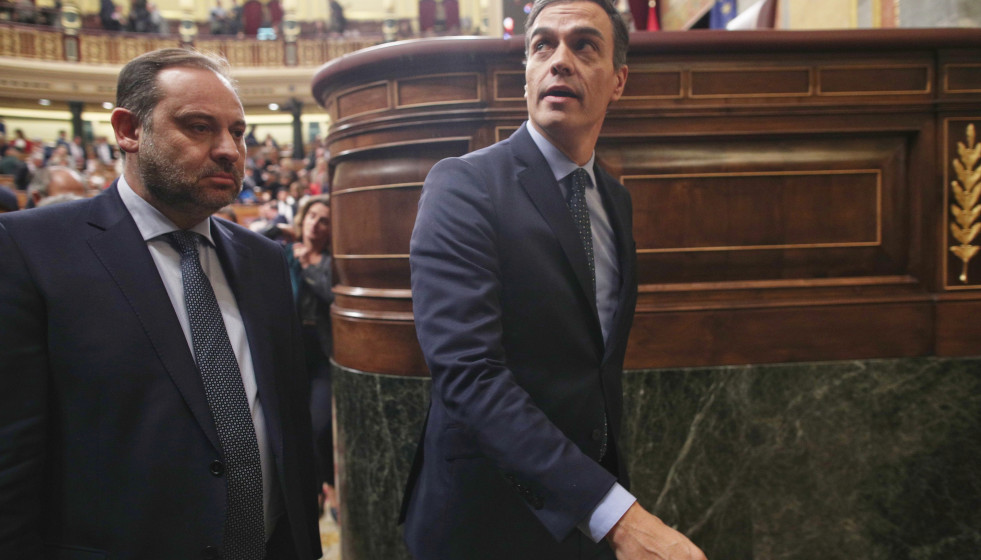 Archivo - El ministro de Fomento en funciones, José Luis Ábalos (izq) y el presidente del Gobierno en funciones, Pedro Sánchez (dech), abandonan el hemiciclo del Congreso tras finalizar la sesión 