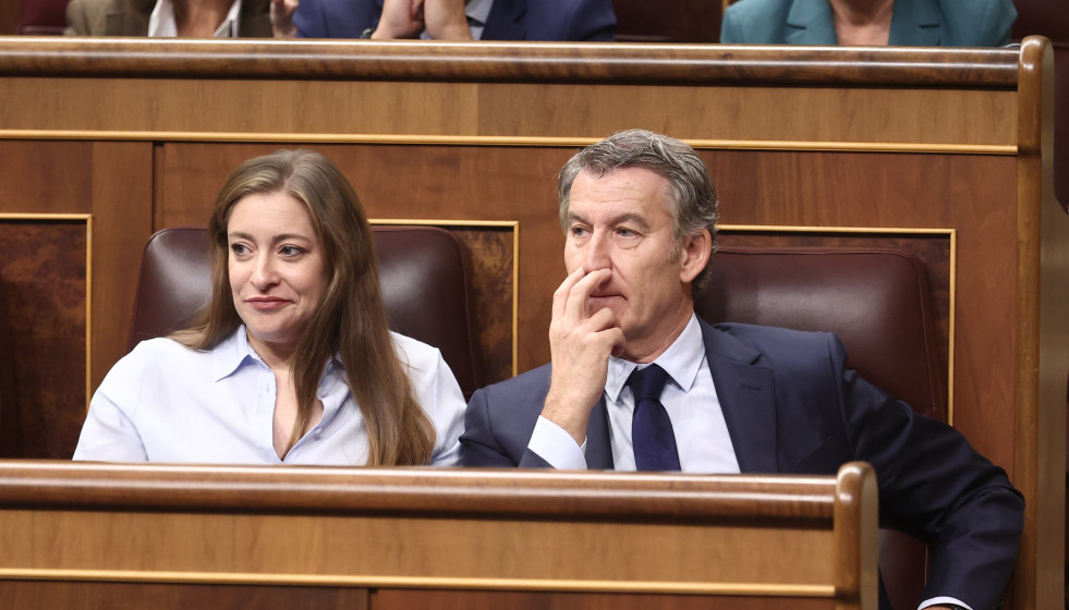 La portavoz del PP en el Congreso, Ester Muñoz, y el presidente del PP, Alberto Núñez Feijóo, durante una sesión de control al Gobierno, en el Congreso de los Diputados, a 19 de noviembre de 2025