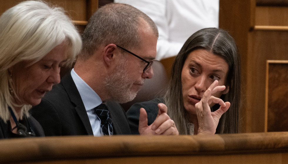 La portavoz de Junts en el Congreso, Miriam Nogueras, junto a sus compañeros de escaño.