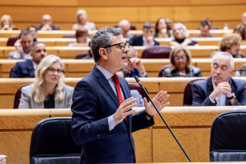 El ministro de Presidencia, Justicia y Relaciones con las Cortes, Félix Bolaños, interviene durante una sesión de control al Gobierno, en el Senado, a 18 de noviembre de 2025, en Madrid (España).