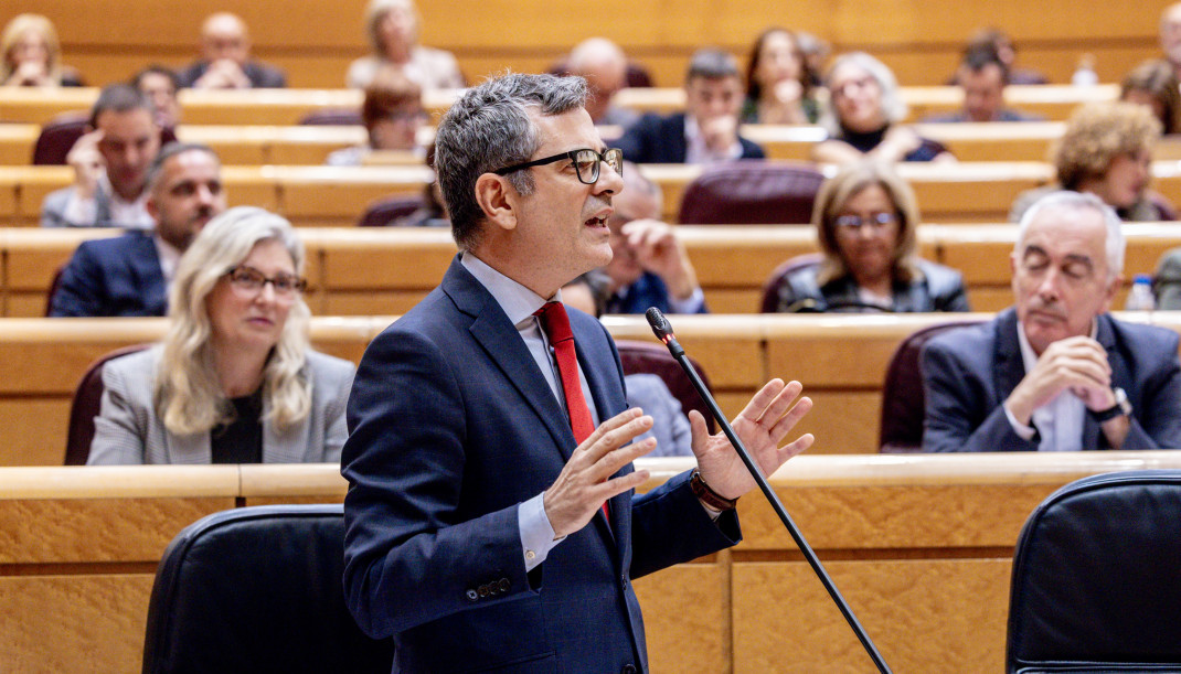 El ministro de Presidencia, Justicia y Relaciones con las Cortes, Félix Bolaños, interviene durante una sesión de control al Gobierno, en el Senado, a 18 de noviembre de 2025, en Madrid (España).