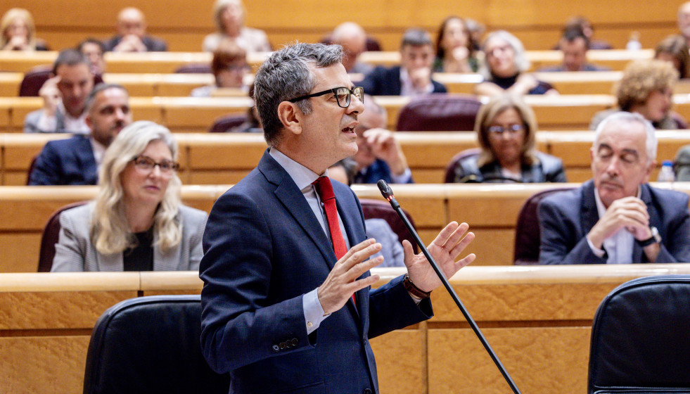 El ministro de Presidencia, Justicia y Relaciones con las Cortes, Félix Bolaños, interviene durante una sesión de control al Gobierno, en el Senado, a 18 de noviembre de 2025, en Madrid (España).
