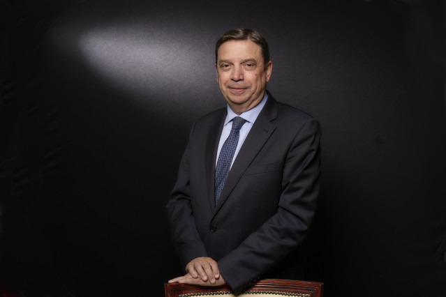 Archivo - El ministro de Agricultura, Pesca y Alimentación, Luis Planas, posa para Europa Press, a 11 de abril de 2022, en Madrid (España).