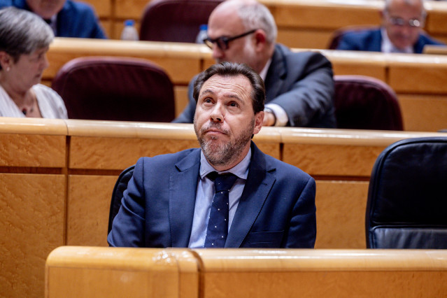 El ministro de Transportes y Movilidad Sostenible, Óscar Puente, durante una sesión de control al Gobierno, en el Senado, a 18 de noviembre de 2025, en Madrid (España).