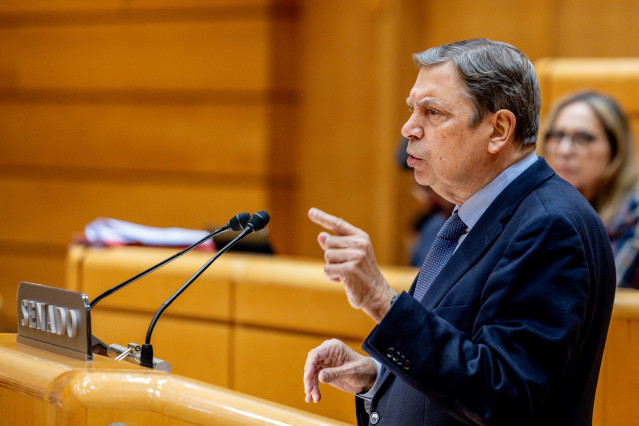 El ministro de Agricultura, Pesca y Alimentación, Luis Planas, interviene durante una sesión plenaria en el Senado