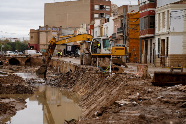 Archivo - Una grúa recoge y limpia los escombros y los coches dañados por la DANA, a 13 de noviembre de 2024, en Catarroja,  Valencia, Comunidad Valenciana (España).