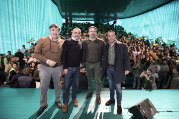 El presidente de Vox, Santiago Abascal; el candidato a la Presidencia de la Junta, Óscar Fernández Calle; el senador Ángel Pelayo Gordillo; y el presidente provincial de Vox en Badajoz, Javier Brav