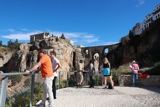 Archivo - Turistas observan el Tajo de Ronda desde un mirador.