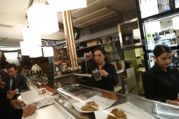 Archivo - trabajador, trabajando, camarero, bar, autónomo, consumo, alcohol, cafetería, precios, IPC, empleo, paro, parados, hostelería, bebida, caña, cerveza