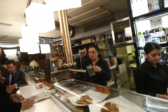 Archivo - trabajador, trabajando, camarero, bar, autónomo, consumo, alcohol, cafetería, precios, IPC, empleo, paro, parados, hostelería, bebida, caña, cerveza