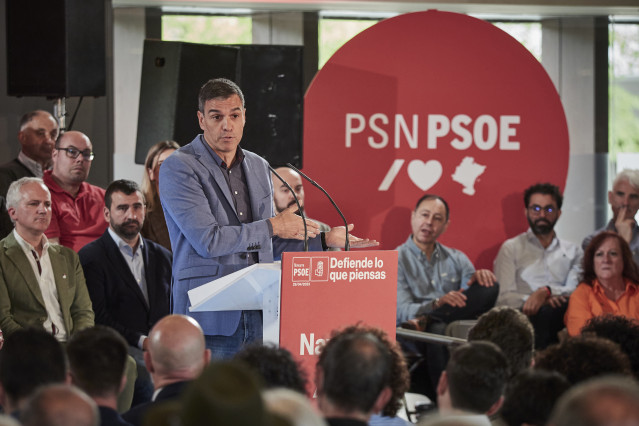 Archivo - El secretario general del PSOE y presidente del Gobierno, Pedro Sánchez, interviene durante un acto del PSOE por el Día de la Rosa en el Palacio de Congresos y Auditorio Baluarte, a 29 de abril de 2023, en Pamplona, Navarra (España).
