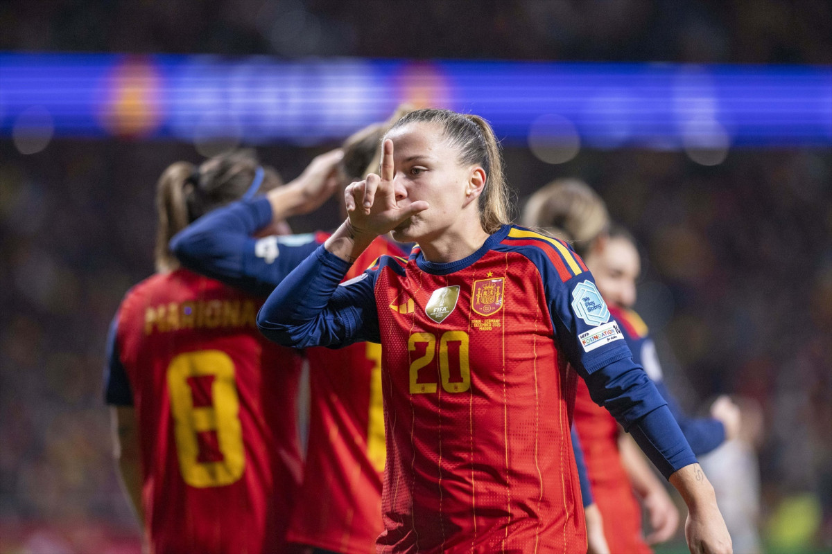 EuropaPress 7143523 02 december 2025 spain madrid spains claudia pina celebrates scoring her (1)