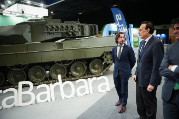 El consejero de Universidad, José Carlos Gómez Villamandos (d), visita el expositor de Santa Bárbara Sistemas en NISE Sevilla 2025.