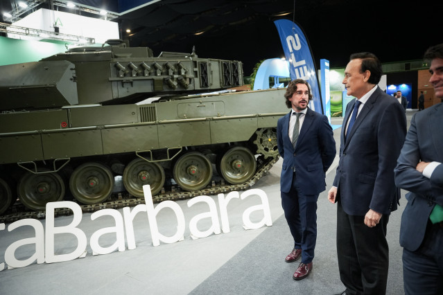 El consejero de Universidad, José Carlos Gómez Villamandos (d), visita el expositor de Santa Bárbara Sistemas en NISE Sevilla 2025.