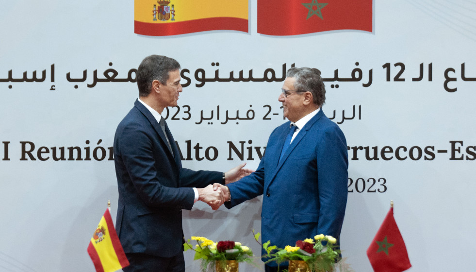 Archivo - El presidente del Gobierno, Pedro Sánchez (i) y el jefe de Gobierno del Reino de Marruecos, Aziz Akhannouch (d), se dan la mano durante el acto de firma de acuerdos tras la reunión plenari